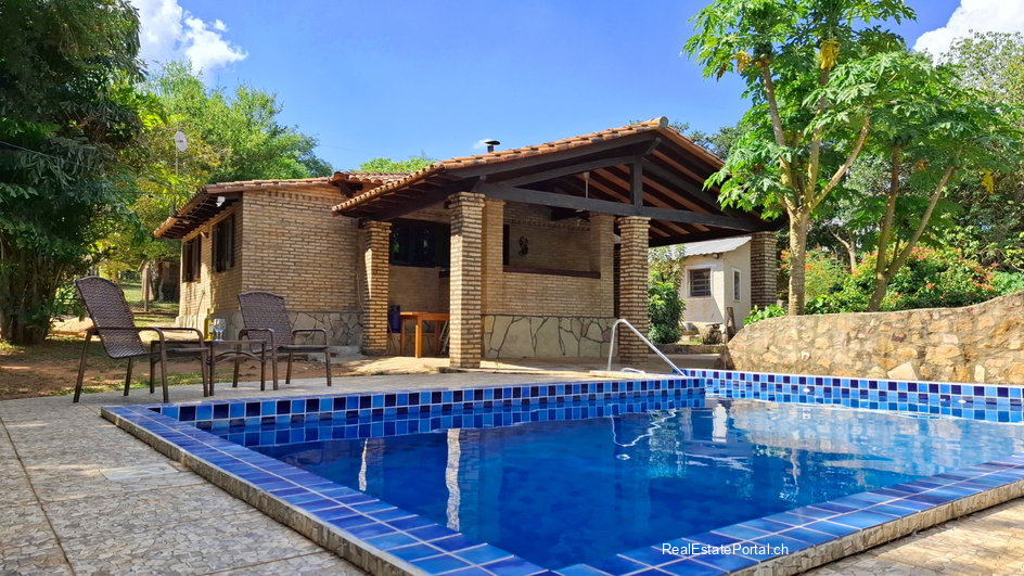 Haus mit Pool im Bereich Piribebuy / Paraguay